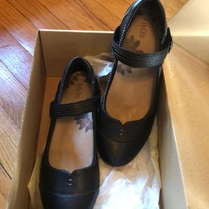 Taos Virtue ladies shoes 8.5